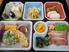 由布島は、台風で一度沈んだそうです。
そこからは無人島になり、は島全体が亜熱帯植物園になってます。
ツアーに含まれているお昼はこちらで頂きました。
お昼の後は植物園散策・・・する元気はなく、ちょこっとだけ潮の引けた遠浅の海でふらふら。