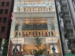 GINZA SIXの目の前にUNIQLOです。階ごとにマネキンが回転していて目を引きました。