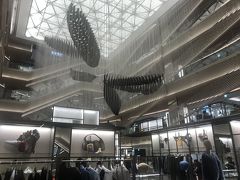 GINZA SIX内の吹き抜けアート。
以前来た時は草間彌生さんの作品でしたが今回は塩田千春さんの作品の「6つの船」。