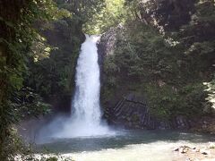 続いて、東府やから車で５分行ったところにある浄蓮の滝にやって来ました。
石川さゆりさんの天城越えの歌詞に登場した滝として有名です。
駐車場から長い階段を降り、滝を見た後、帰りは上るんで、体力が無いとちょっと辛いです（笑）