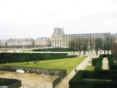 ルーブル美術館の一部にもなる
素晴らしい庭園が2つ

☆カルーゼル庭園
カルーゼルの凱旋門からチュイルリーのテラスに向かって、開いた扇の形をしたイチイの生垣が広がっています。マイヨール作による20点の彫刻は、まるでかくれんぼをしているかのようです。

☆チュイルリー庭園
造園建築家たちは、この場所の歴史を保存することに決め、グラン・クーヴェールの木立を残し、整備しました。2860本の樹木の内の800本は新たに植えられました
