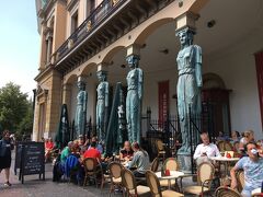 入口はレストランカフェです。柱の彫刻が面白い。