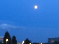 ホテルに向かう途中、お月様を見る。夏の旅行なのに、寒くて震えるんですけど！と文句を言う。
