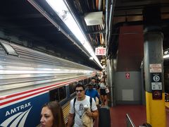 本来のPenn Station は工事中なので，Madison Square garden地下の臨時のホームに列車がつけられます。
