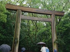熱田神宮に着きました。
緑も多く、厳かな雰囲気…。