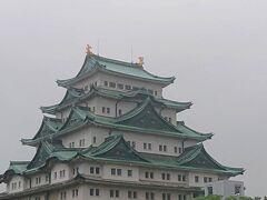 地下鉄で名古屋城へ。
あいにくの小雨模様です。

長蛇の列は本丸御殿の見学待ちの人々。
名古屋城は工事中のため見学ができず、私たちも本丸御殿に。