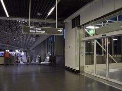 ルフトハンザのターミナルB到着

ここでは、空港直結のシェラトンホテルで1晩過ごします

もう、すでにフラフラです。日本時間で夜中の2時前