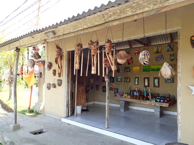 繁華街に近づくと土産物屋が増加