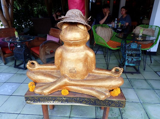 ウブド市場は見るだけで終了。。。ボッタクリ市場ＷＷＷかわいいズボン1枚8万でいいというから試着して買おうとしたら、８万（800円）ではなかった。。。これならクタビーチの露店のほうが全然安い。