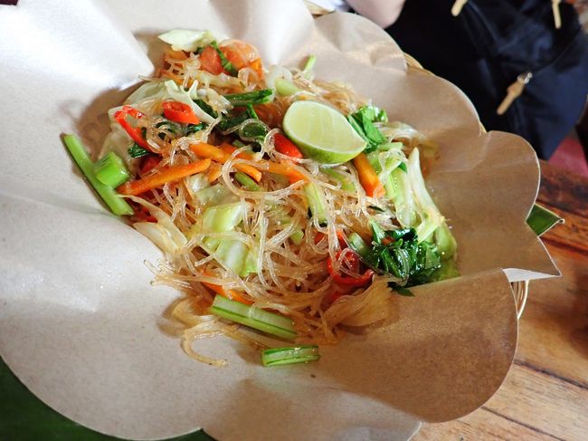 ビーフン。観光客向けのお味(笑)観光客には大人気のお店でした。ホテルでウブド王宮まで18：50に送ってというと、予約あるから無理と言われ、今は？と聞くといいよと。