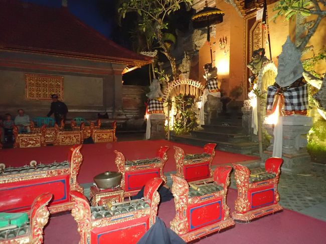 ってことで送ってもらったけど大渋滞で19時前に王宮に到着。19：30からで待ち時間はおとなしく待機。トイレも綺麗なので、安心。