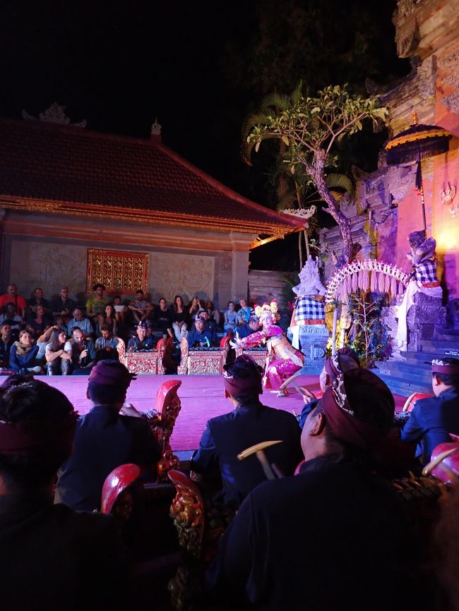 大迫力のガムランの音色が流れるなか、ダンスが始まった。
