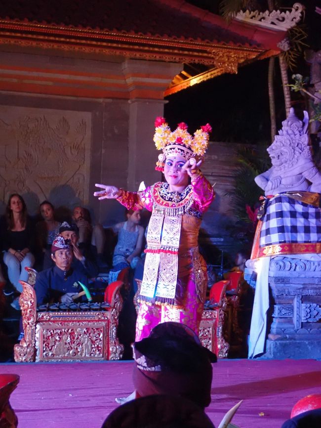 ん？？？若くないぞ。。。そう思ったのは母上も同じ。。。ダンスが終盤に行くにつれ、伝統的なバリニーズダンスでないことがわかり。。。妹様は大音量の中爆睡ｚｚｚバリニーズダンスも古典的なのは時代遅れなのかな？私は古典的なラーマーヤナベースのが大好きなのだけれども。。。<br />