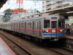 京成佐倉駅から成田空港まで京成線に乗車します。
これは回送電車。