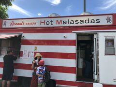 ワイケレセンター敷地内にあるレナーズベーカリーのフードトラック。
マラサダ1個1.30$