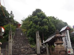 突き当たりまで行くと伊佐爾波神社に到着。
すごい高いな…
雨でなかなか滑りそうな石段なのですよ。