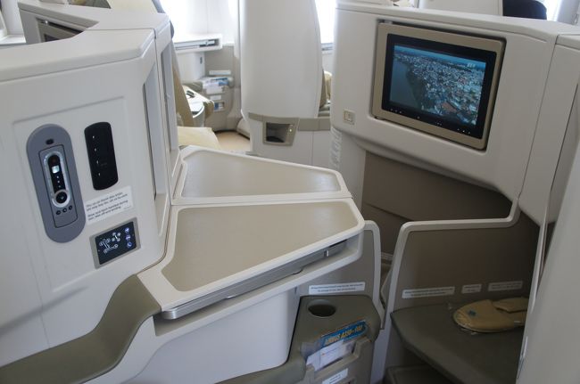 機内<br />座席は１－２－１の真ん中２席をセレクト。<br /><br />間に仕切りがないので、グループだと話をしやすくて良いですね<br />モニターが斜めについていて、前に出さないと見えない＝離着陸時に見れないのは不便でした