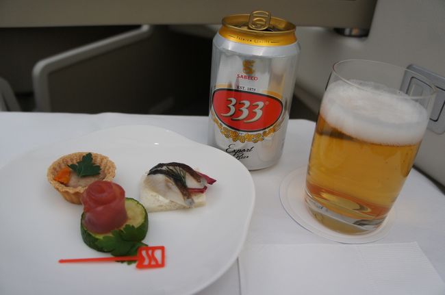 注文前に相方と打ち合わせ、私が洋食、相方が和食をオーダーする予定だったのです<br /><br />が、私の方のCAが先に注文にきて、洋食をオーダーしたら<br /><br />品切れですと<br />え～？？？？<br />仕方なく和食にチェンジ<br /><br />その情報を相方に伝えたら、相方は後から洋食を頼んだのに<br />何も言われずオーダーが通った・・・え？？？？<br /><br />何事も、交渉するときは強気で望まないと、と学びました。<br /><br /><br />ほどなく私の方のCAが来て、「洋食のご提供ができますが、いかがしますか」と<br />いやいや、洋食は相方が頼んだから、和食でお願いします。<br /><br />アペタイザーは和洋同じ<br /><br />飲み物にビールの種類を聞いたら、最初はキリンとアサヒを勧められ<br />私の方はベトナムビールをお願いしたら、３３３が出てきました