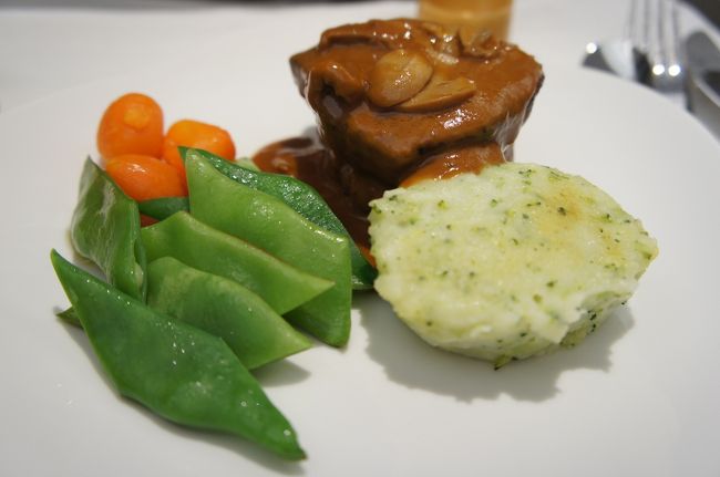 洋食のメイン<br /><br />ビーフフィレのマッシュルームソース、クリーミーポテト添え<br />お肉は画像で見るより全然大きく<br />柔らかくて火の通りも絶妙で、おいしかった！<br />