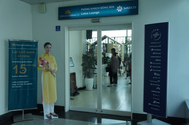 その前に、何しろ風邪気味で、鼻水が止まらないので、<br />空港でティッシュを探すも<br />お土産品ばかりで実用品が見つからず<br /><br />あきらめてラウンジへ