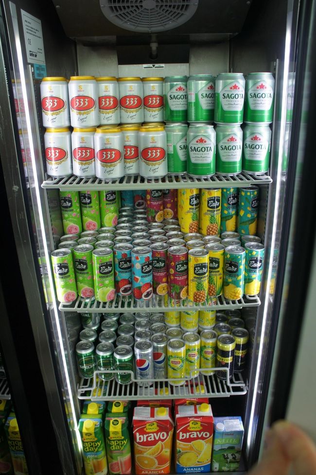 飲み物チェック<br />ビールは上の段の３３３とSAGODA、下から２段目のサイゴンスペシャルの３種類