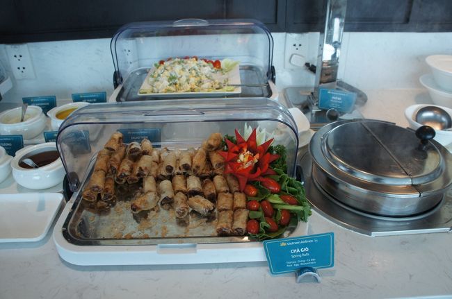 料理はゴイクン、サラダ、ヌードルバーとか