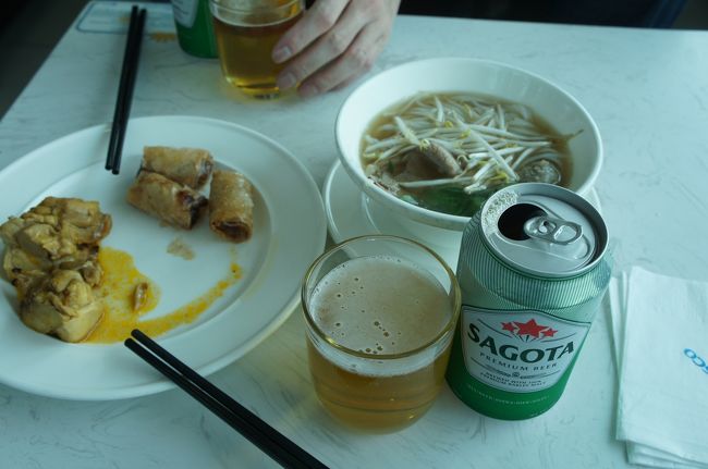 機内で食べたけど、せっかくなのでフォーとか食べてビールも飲んで<br /><br />１本目はSAGOTA<br />初めて見た気がするのでTRY<br />味は、ふつう