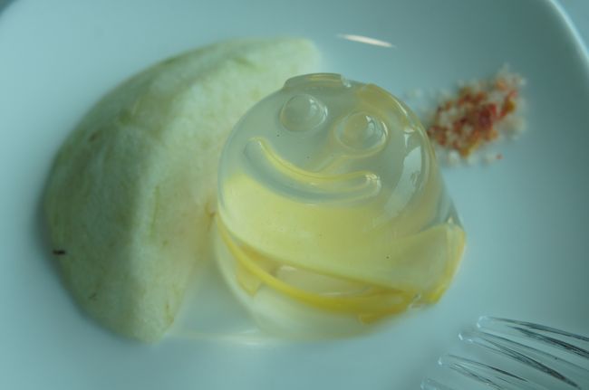 おなかはいっぱいだけど、気になって取ってみた、グアバとゼリー<br /><br />ゼリーはココナッツ味、カラギーナンで硬めに固めた感じ<br />グアバは、いろんなところでチャレンジしてるけど、今までおいしいのに出会ったことがない。今回も撃沈・・・