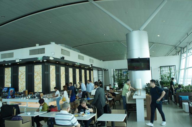 ラウンジ<br />まぁまぁ混んでます