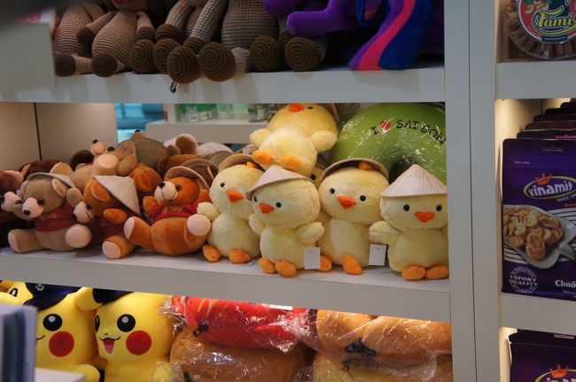 ラウンジを案内どおりの時間に出て、再び空港内を散策するも<br />ティッシュ見つからず<br /><br />傘をかぶった人形、かわいい♪