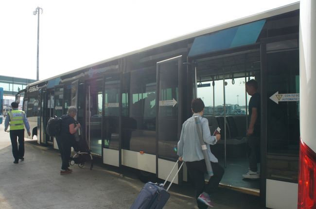 再び沖止め<br />こちらはエコノミークラスのバス