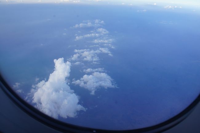 窓の外<br />陸地の上のはずだけど、写真だとわかりませんね