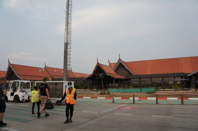 横断歩道みたいのがあって、係員が誘導してくれます