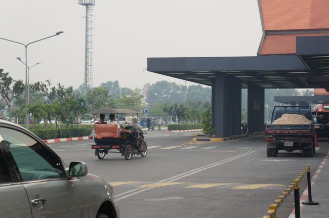 トゥクトゥクだ！<br />空港からトゥクトゥクの送迎もあるようだけど<br />我々は自動車です