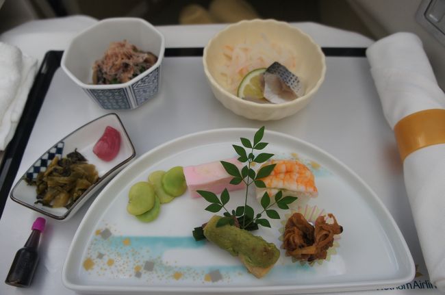 和食、目には美しいですね<br /><br />浅利と水菜のお浸し、柿なます、香の物<br /><br />前菜はそらまめ、エビの押し鮨、浅利の佃煮、白身魚、、、、だったかな