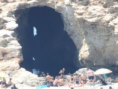 この洞窟にも入っていきましたし、洞窟を抜けた向こう側にも行ってきました
水はどこに行っても透き通っているので、かなり深いところまで潜って見ることができました
熱帯ではないので、カラフルな熱帯魚はいませんでしたが、魚もたくさんいました
岩の上から何度も飛び込んだり子供のようにはしゃいで泳ぎまくってきましたｗ