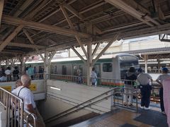 　沼津では、朝晩限定の貴重な東京方面直通電車に乗り換えです。
　グリーン車連結列車も沼津ではイレギュラーなはずですが、さすがはお盆前、沼津発車時点で席が半分以上埋まる盛況になりました。
