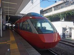 　小田原駅に、箱根湯本始発の「はこね２号」が堂々入場。窓の大きさと、くっきり見通せる客室内部に目が行きます。外観の赤もつややかで、華やかさが周囲の空気をも変えてしまういで立ちです。
