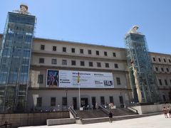 ソフィア王妃芸術センターです

近くには、ＫＦＣやMACもあるので、ささっと食事を済ませる事も出来ます

外側の左右に、無理矢理エレベータを設置したように見えます

ここからはWikipediaより
フアン・カルロス1世の王妃ソフィアにちなんで名付けられた。
20世紀の近現代美術を中心に展示されている。
パブロ・ピカソやサルバドール・ダリ、ジョアン・ミロなどの作品を多く所蔵する。
ピカソの代表作『ゲルニカ』は、スペインへの「里帰り」後、プラド美術館別館から本美術館に移され、常設展示されている。