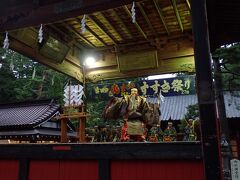 浅間神社の本殿前まで行くと
神楽が奉納されていました

昨日、御旅所そばで見たのと同じリズムでした