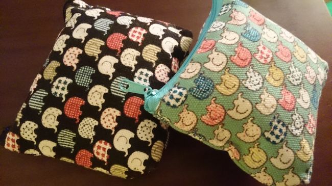 おみやその１<br /><br /><br />ぞうさん柄のポーチ<br /><br />ワットアルンのお土産やで<br /><br />4個入り　150バーツを120バーツに値切って<br /><br />マグネット１つつけてもらいました。<br /><br />ところが　アジアティークでは　ひとつ10バーツで売っていて<br /><br />ぼったくられたのだと判明　(￣▽￣)　お勉強ですね・・・<br />