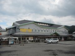 国道290号から49号へ入って道の駅『阿賀の里』へ。
阿賀野川の船下りの発着所を備えた駅で、道の駅というより
昭和の香りが漂う古き良きドライブインって感じ