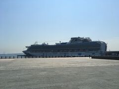大桟橋からだと、近すぎで船全体を写真に収められないので、赤レンガに行ってみました。