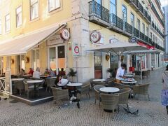 出発前にリスボンで朝食。
レスタウラドーレス広場近くにある店「Fabrica da Nata」。