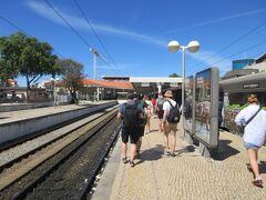 カイス・ド・ソドレ駅まで移動し、券売機で「Bilhete train & bus」を購入。
これは
・リスボン（カイス・ド・ソドレ駅）～カスカイス間の鉄道
・リスボン（ロシオ駅）～シントラ間の鉄道
・カスカイス～ロカ岬～シントラ間のバス
・シントラ近郊のバス
が乗り放題になるという優れもののチケット。

これを使って、カスカイス駅までやってきました。