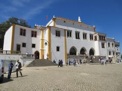 シントラ宮殿。
もともとあったイスラム建築にポルトガル王家が増改築していったため、複数の建築様式が混ざり合った宮殿になったとか。