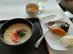 自分のせいではない諸事情により羽田到着が遅れてしまいました　朝ごはん食べにラウンジへ　なんちゃって上級会員が多すぎて、ラウンジの優雅さとかないですね←原因作ってるうちの一人　
しかもカレー臭い　朝からカレーとかよく食べれるな(ヽ''ω`)って言ってる人が食べてるのが豚骨ラーメンっていう