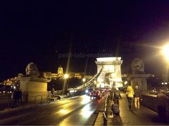 ブダペスト観光1 「くさり橋」

ブダペストに着いたらもう夜。とりあえずトラムに乗ってメジャー観光地の一つ「くさり橋」を見にいきました。