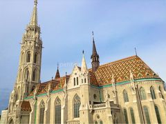 ブダペスト観光4　「マーチャ―シュ聖堂」

ブダペスト観光のハイライトといえばのこのローマカトリックの教会。

オレンジのタイルが他に無い壮麗なゴシック様式の教会です！
ここに来た時は晴れていたので、オレンジのタイルと青い空の写真が撮れたー!