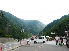 翌朝。
泊めてもらった友人の家から車で上高地へ。

上高地の手前の沢渡（さわんど）駐車場に車を停めます。
上高地はマイカー規制がされているので沢渡でバスやタクシーに乗り換えなければいけません。
駐車料金は1日600円、バスは往復で2,050円です。
乗り合いタクシーが上手いこと見つかれば片道1,000円で乗れます。
（関西方面から来る場合には平湯にも駐車場があるようです。）